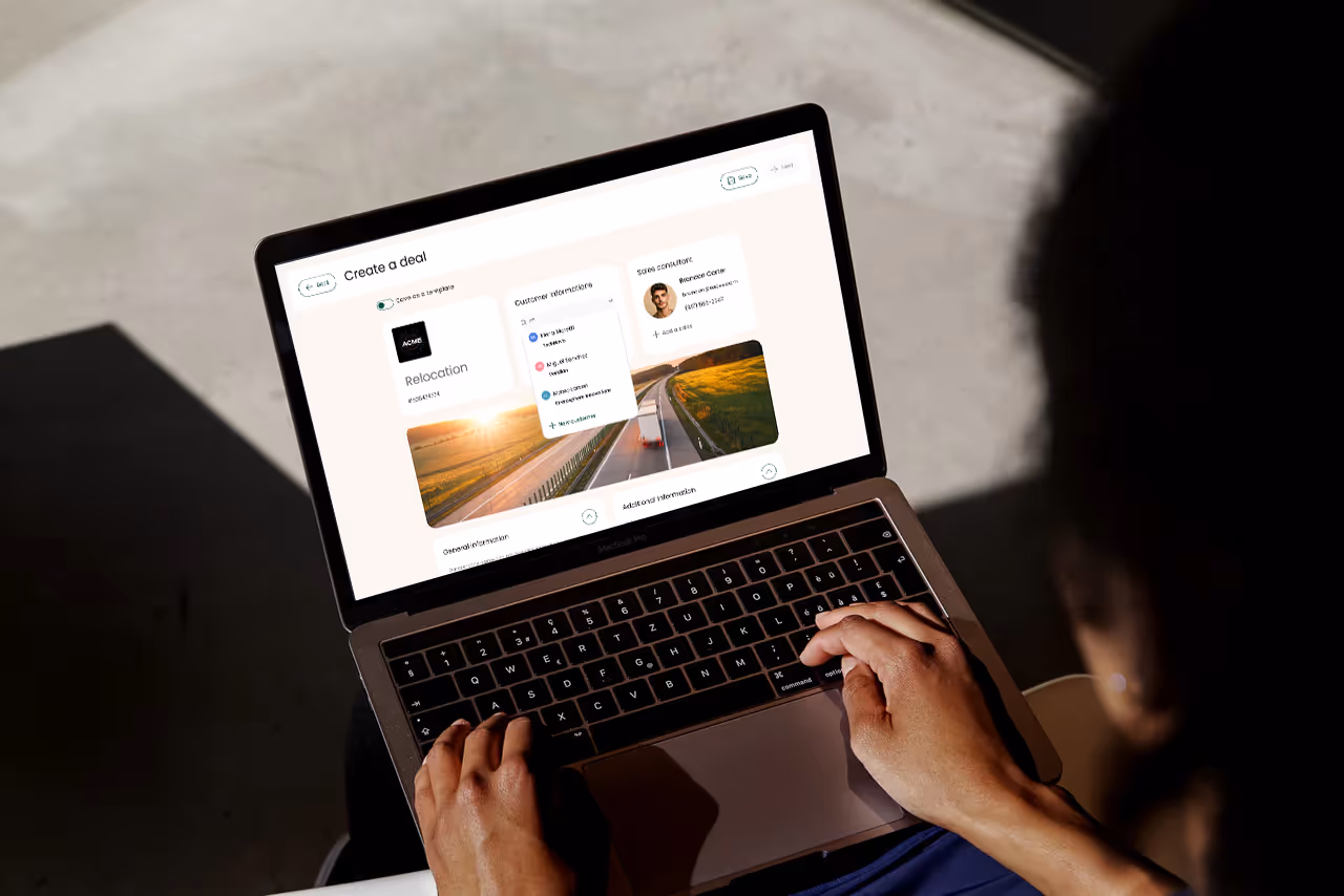 Quelqu'un travaillant sur un ordinateur portable avec une proposition Duodeal à l'écran